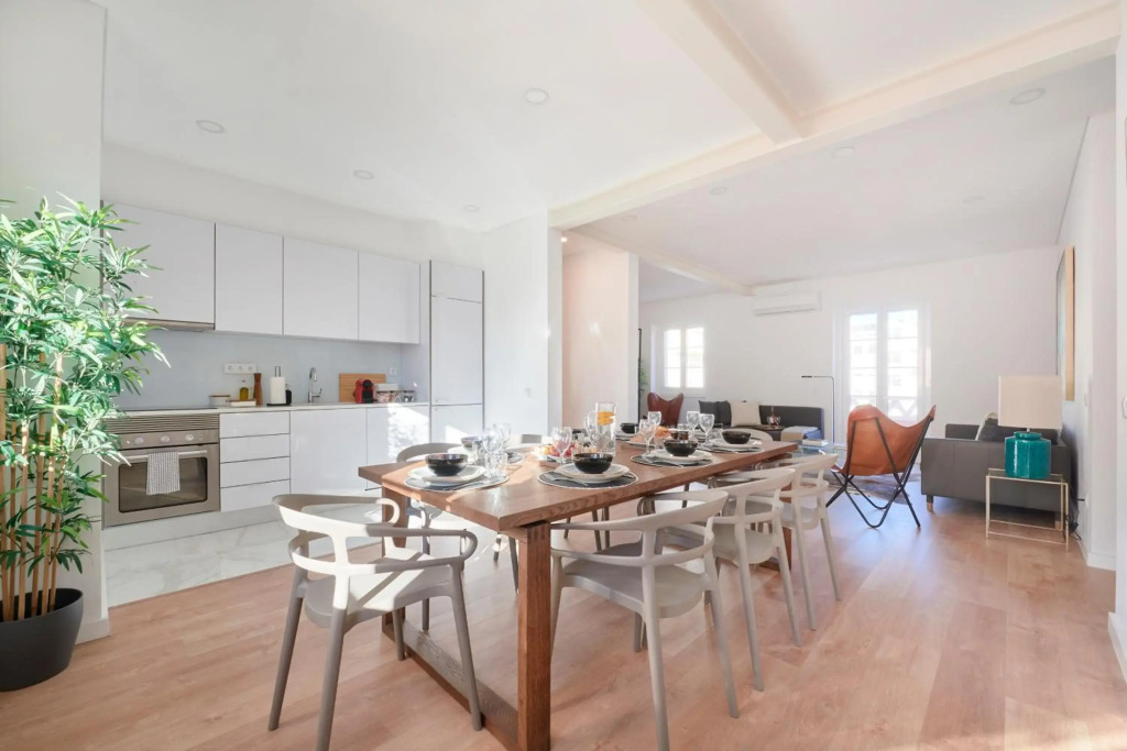 Deluxe Apt at Amazing Prime Location, By TimeCooler