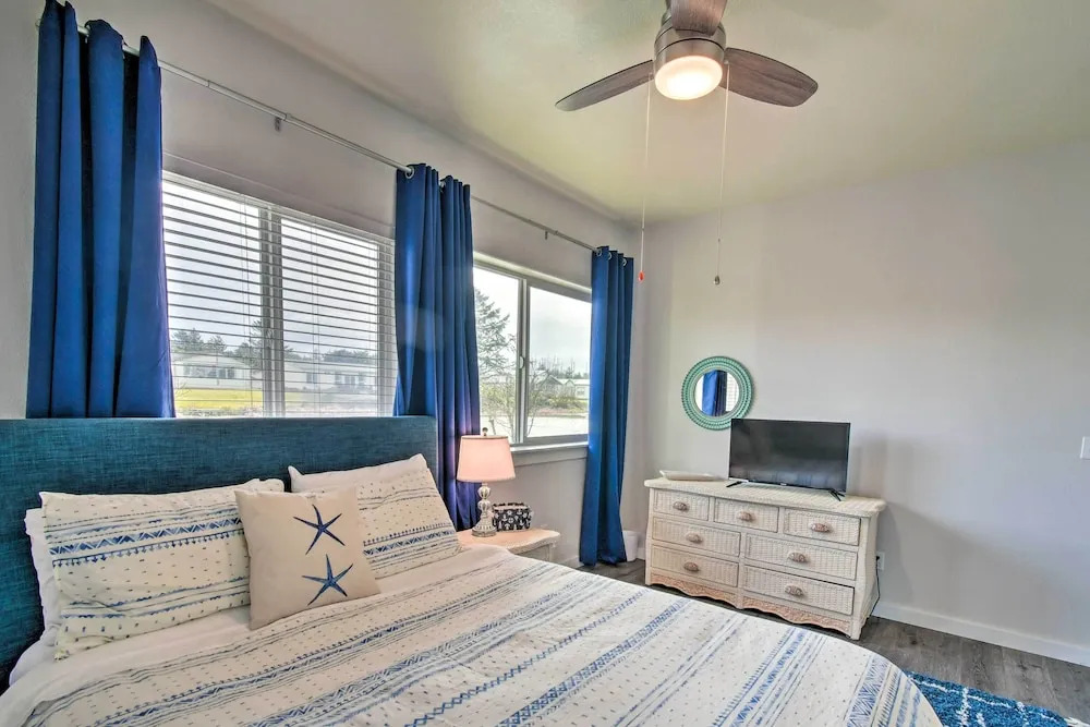 Waterfront Vacation Rental in Ocean Shores