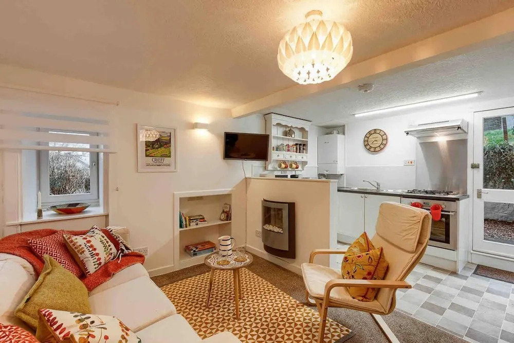Ground Floor Apartment W/large Enclosed Garden