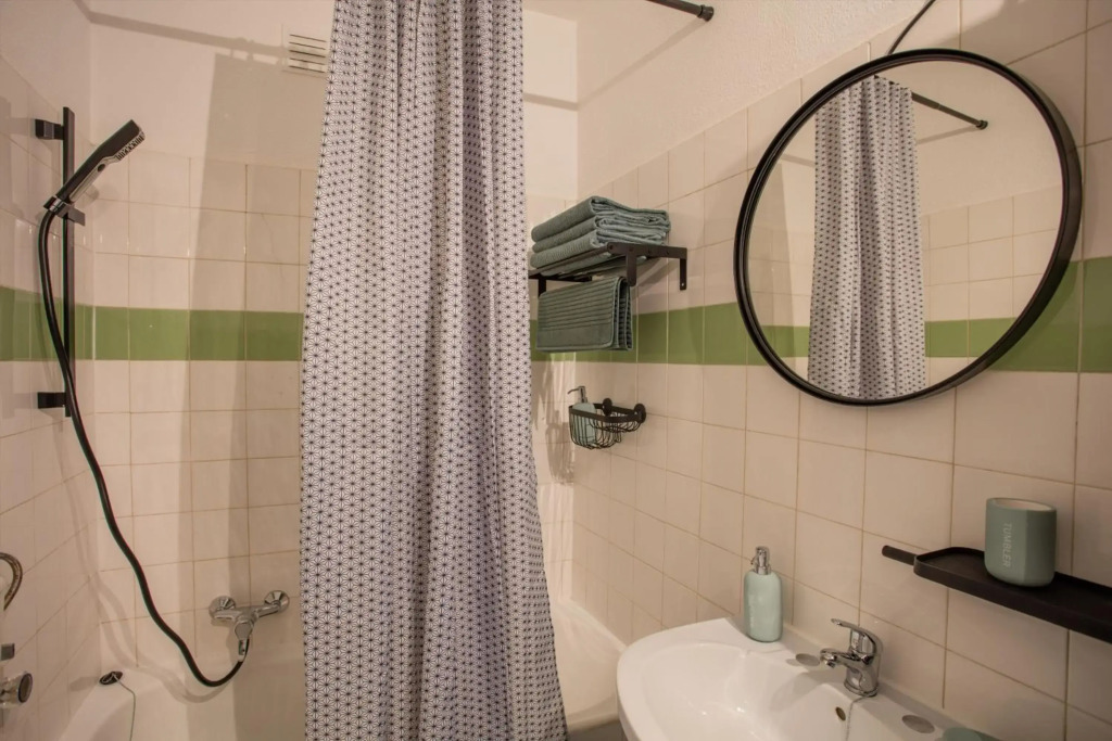 Apartment with balcony, airco & 3 min. from beach