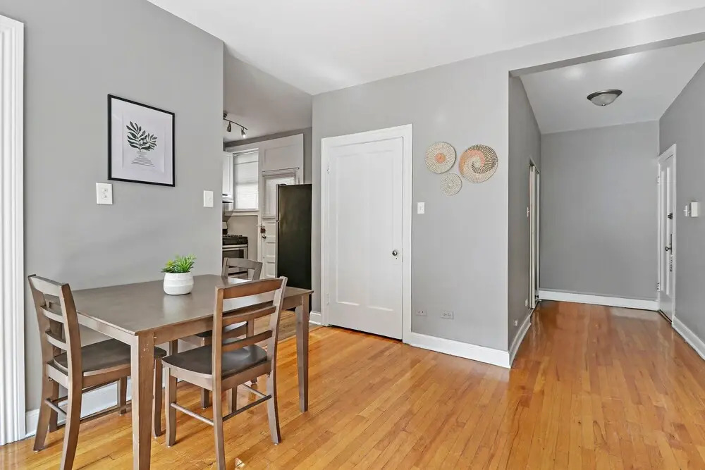 3BR Sunny and Spacious Apt in Lakeview
