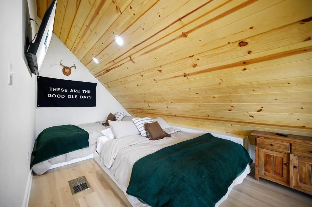 Vacana Creekside Black Woods Creek, Loft Area, Games, Hot Tub, Fire Pit, Pet Friendly