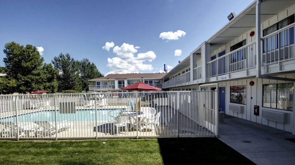 Super 8 by Wyndham Woods Cross - Salt Lake City North