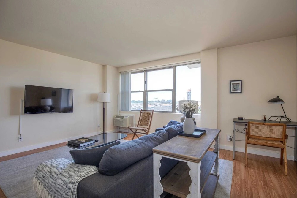 Cozy DT Apts with Full Kitchen by Zencity