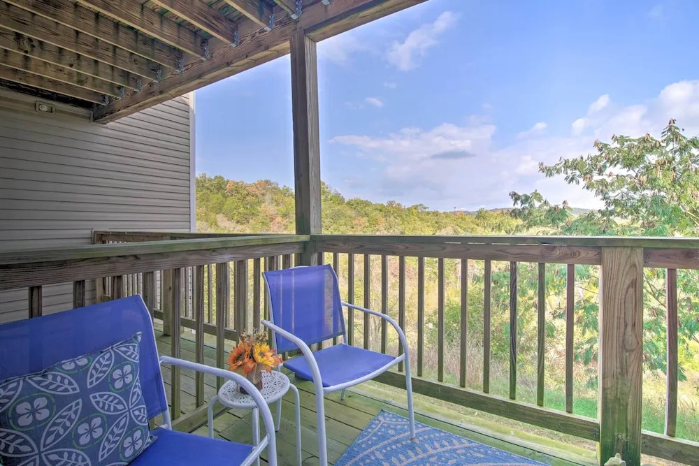 5 Mi to Marvel Cave: Ground-level Branson Apt!