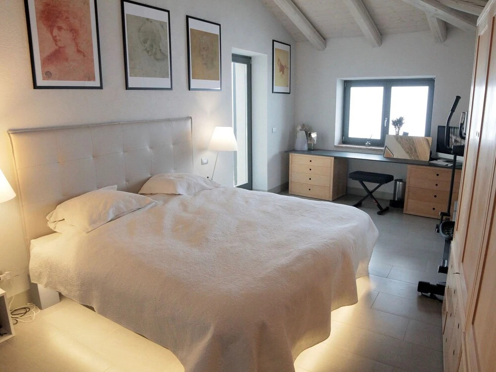 Detached villa with swimming pool, in the green hills and vineyards