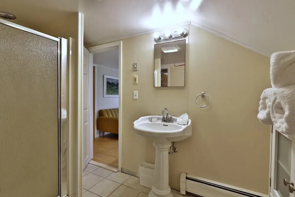 Your Ski Home: Powder Park Place - Upper Level. Close To Killington. Hot Tub. 4 Bedroom Home