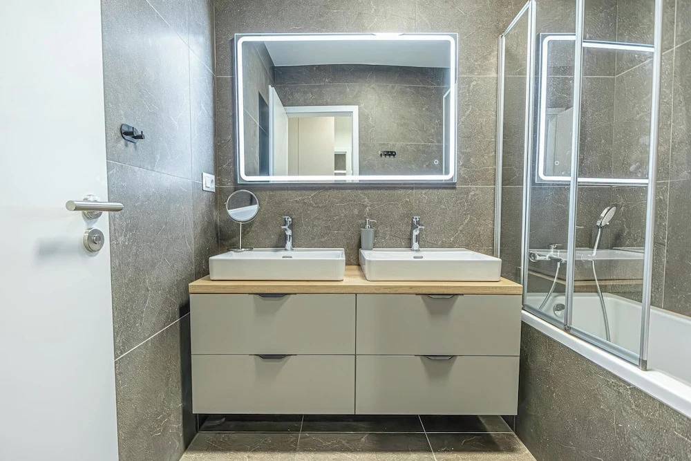 Premium 2BR & 1LR Apt with Skyline View