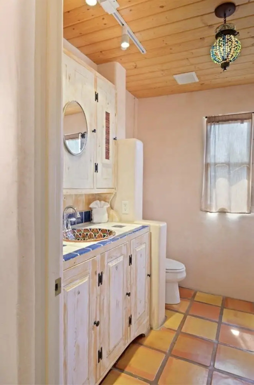 Casa Intima - Downtown Adobe, Walk to Plaza and Railyard, Kiva Fireplace, Large Enclosed Yard