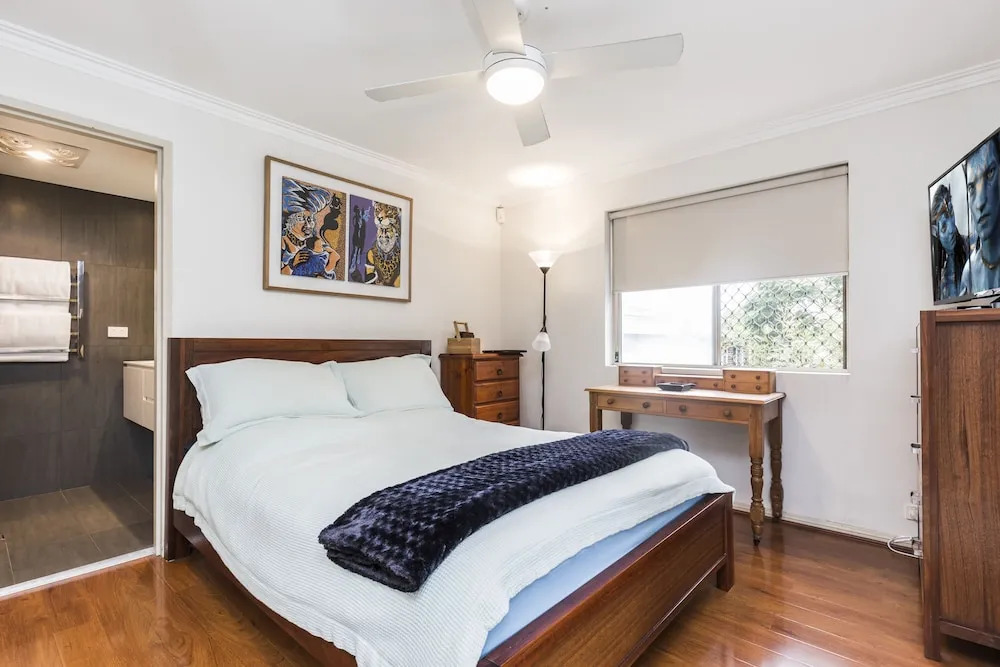 Coogee Beach With AC Close To Beach And City