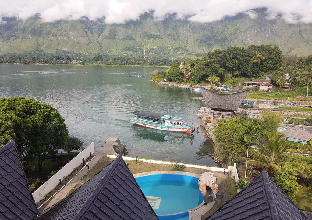 Zoé’s Paradise Waterfront Hotel