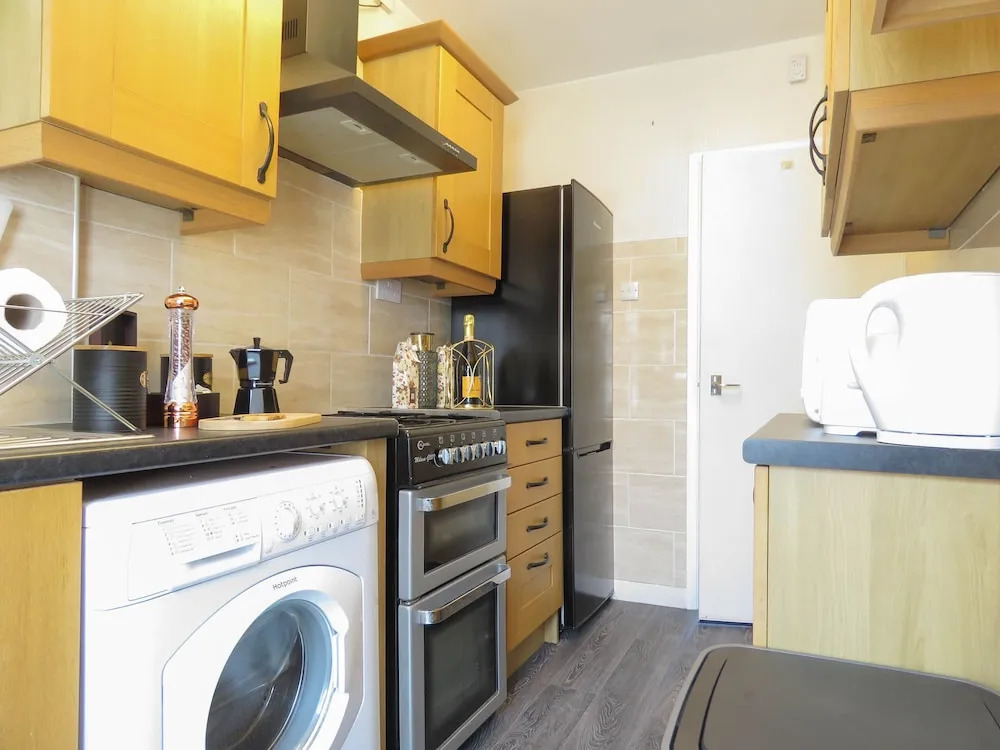 Tudors eSuites 4 Bedroom House with Garden & 9 Beds