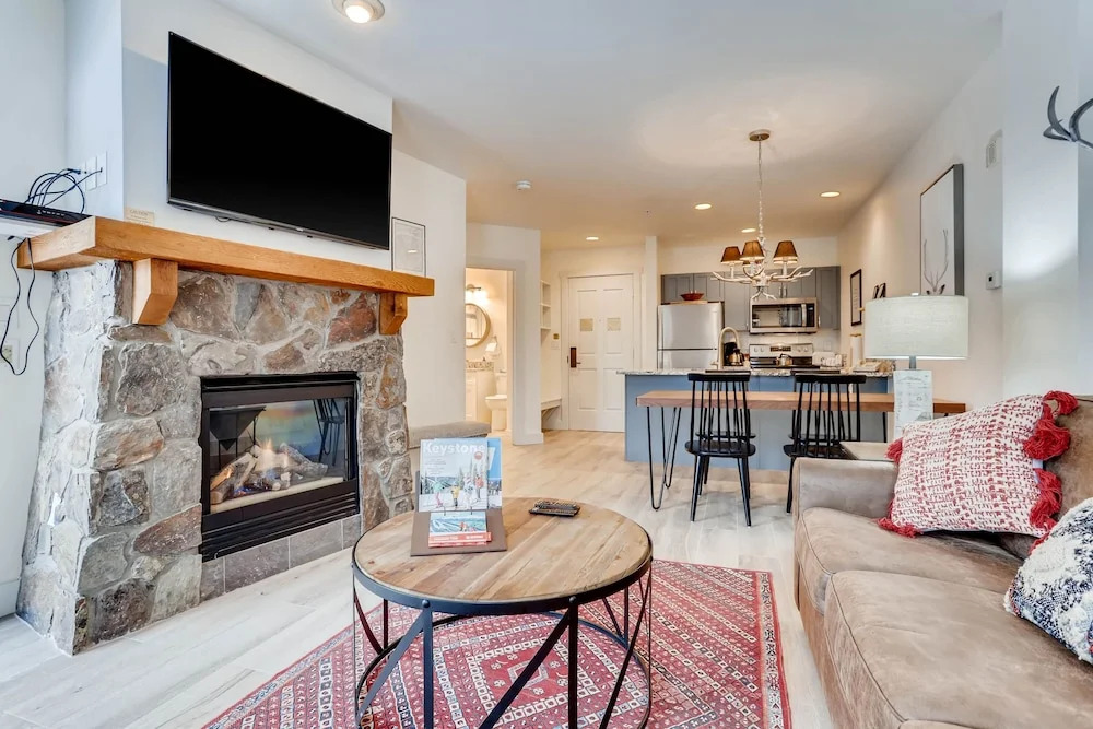 Full Renovated 1br -walk To Gondola & Kids Ski Free 1 Bedroom Condo by RedAwning