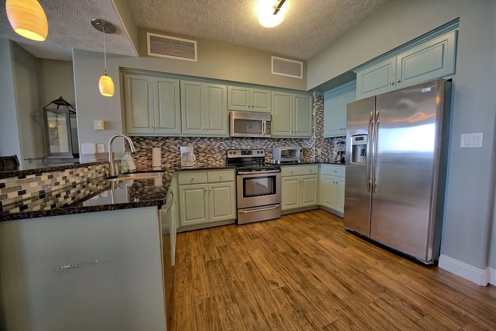 Pleasant Oceanfront Condo with Large Balcony and Beach Access - Unit 1605 by RedAwning