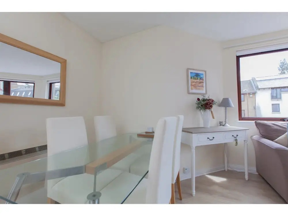 Bright 2BR Flat for 6 Near Morningside W/parking