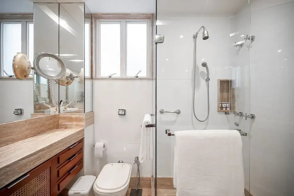 Copacabana – Av. Atlântica | 3 suítes, Vista Mar, 1 min praia de Copacabana - por Casapē Rio
