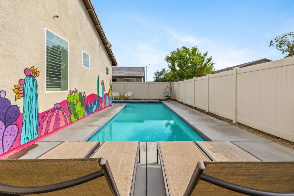 Kaleidoscope by Avantstay Colorful Escape + Pool