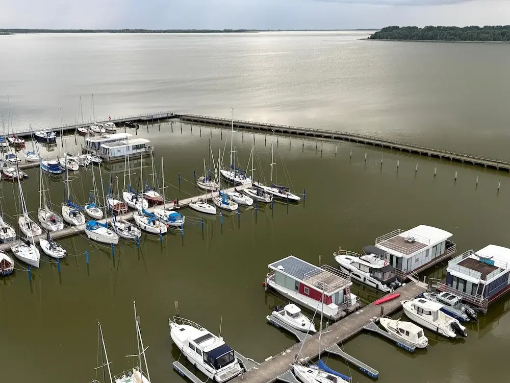 Hausboot Charlotte im Hafen in Ribnitz-damgarten