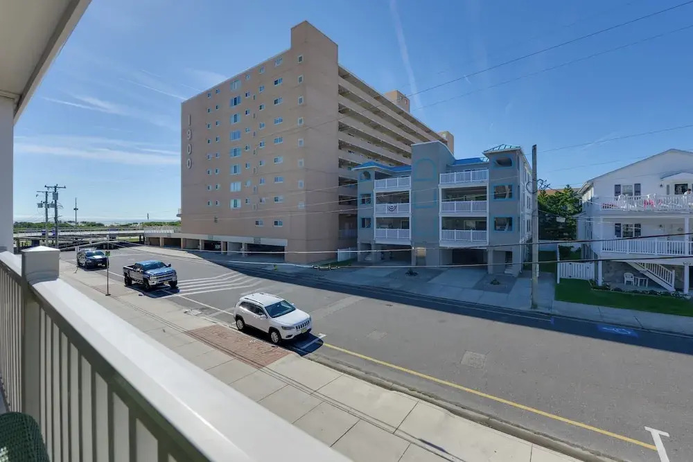Spacious Wildwood Townhome w/ Covered Balcony