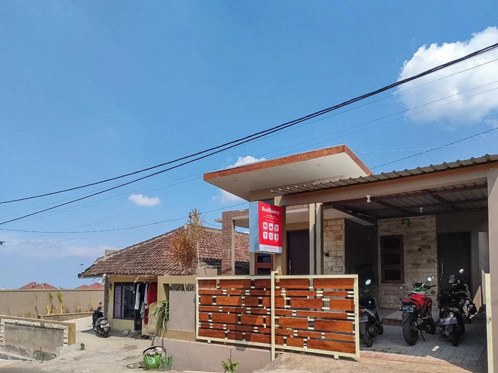 RedDoorz near BNS Batu