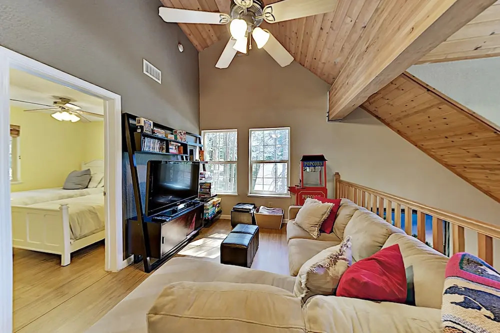 Tranquil Big Deck, Pool Table, Near Trails 3 Bedroom Home