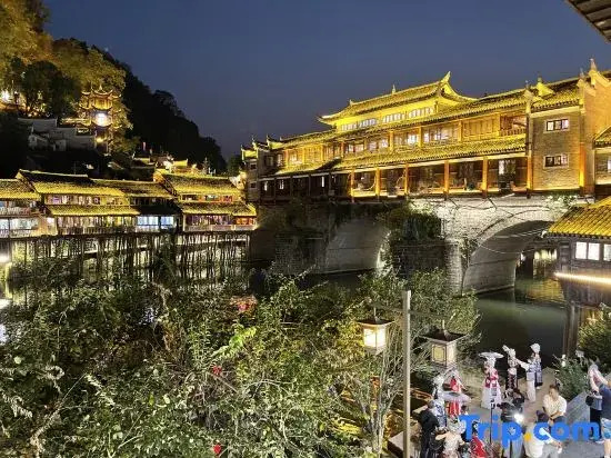 Qingyu Designer Riverview Homestay (Fenghuang Ancient Town Hongqiao Branch)