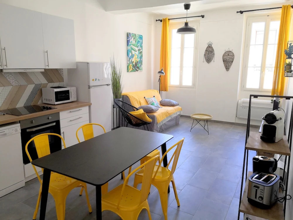 2P rénové climatisé vieil Antibes port