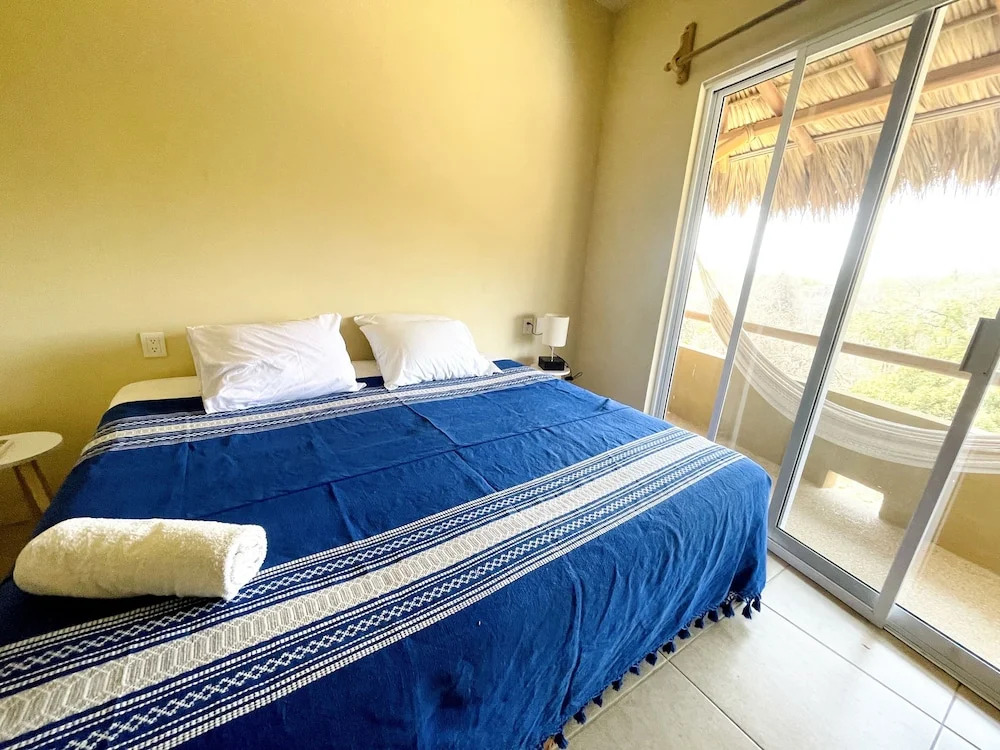 Bonobo House for 5 & Loft for 2- your best Puerto options