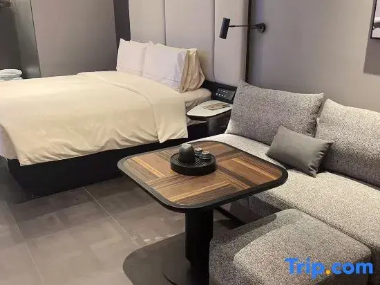 Zhuhai Jinwan Huafa Shangdu Aviation New City Atour Hotel