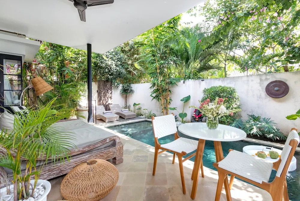 Villa Lora by Villa Finder