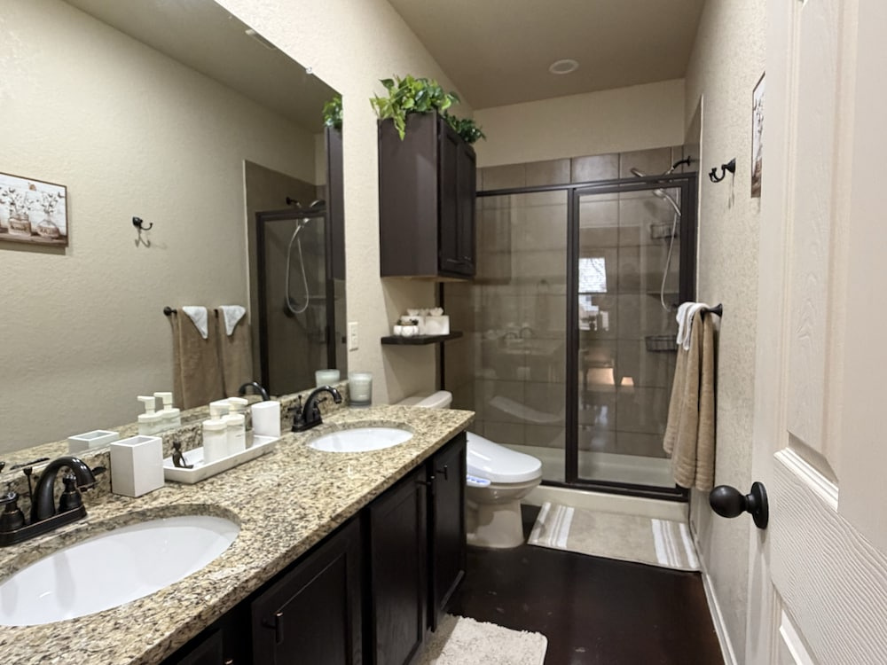 Pet-Friendly 3BR Fire Pit & Games Near Sea World