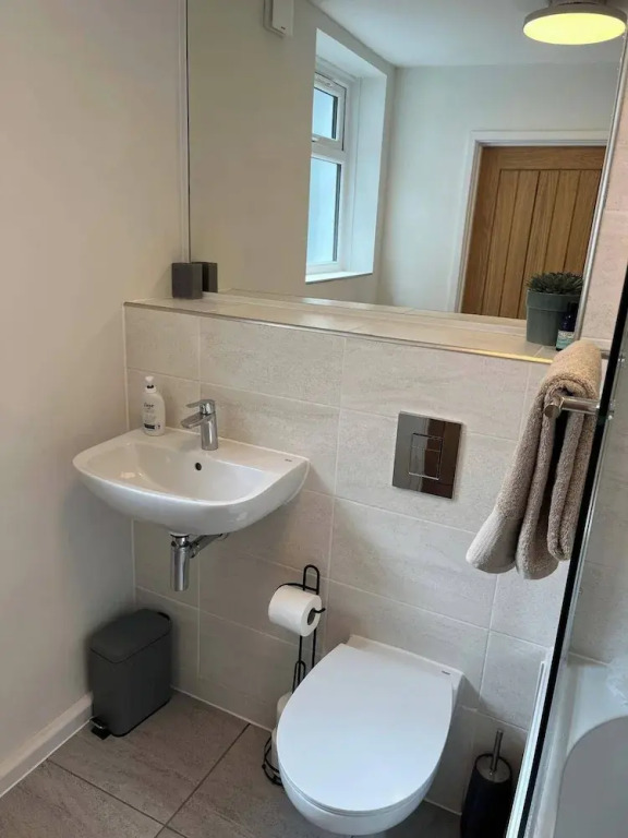 Charming 3-bed Cottage - Private Garden & Parking