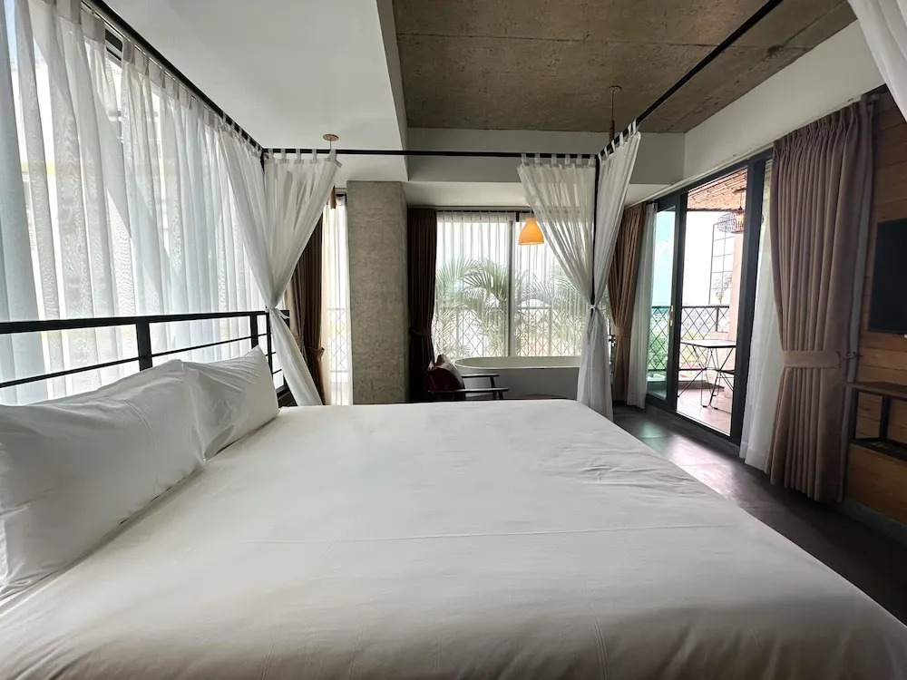 CHECK inn Phnom Penh Royal Palace