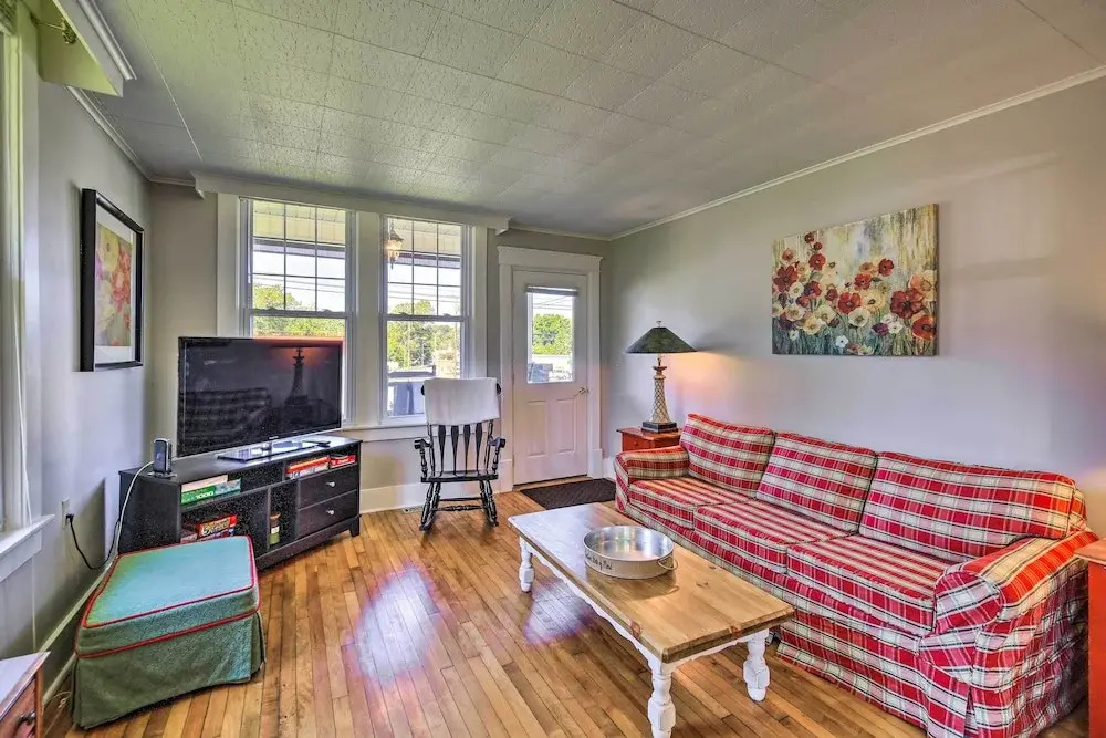 Cozy Damascus Cottage w/ Porch & Trail Access!