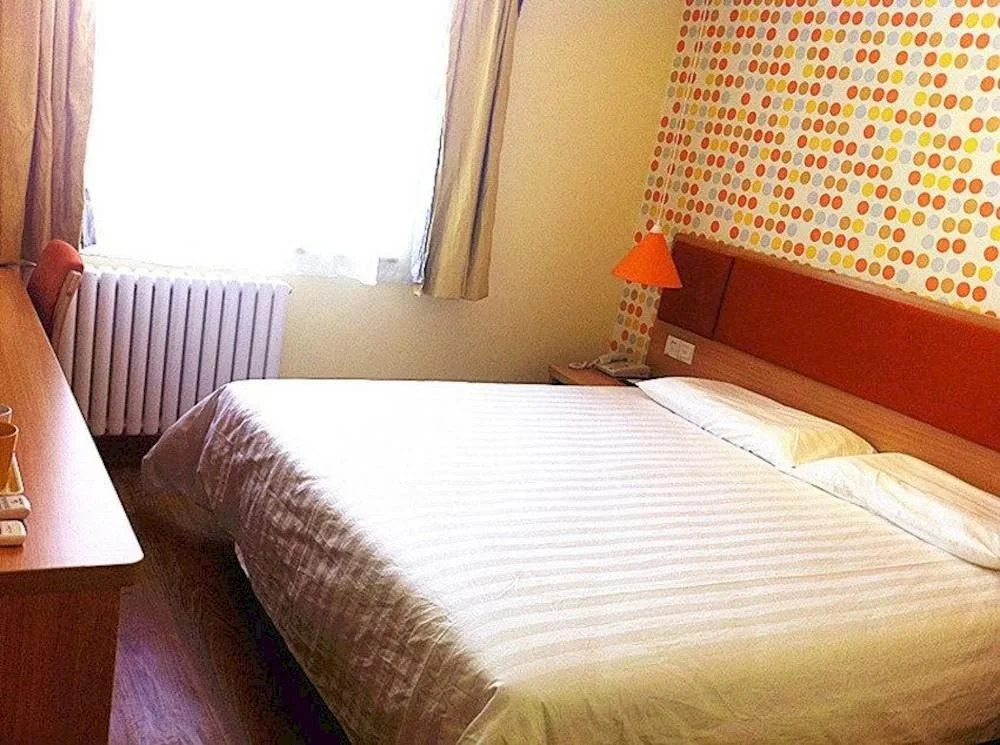Home Inn (Xianyang Airport Weicheng District Dongfeng Road)