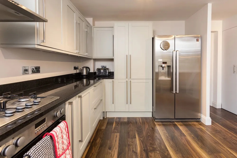 3 Bedroom House near Colliers Wood Sleeps 6
