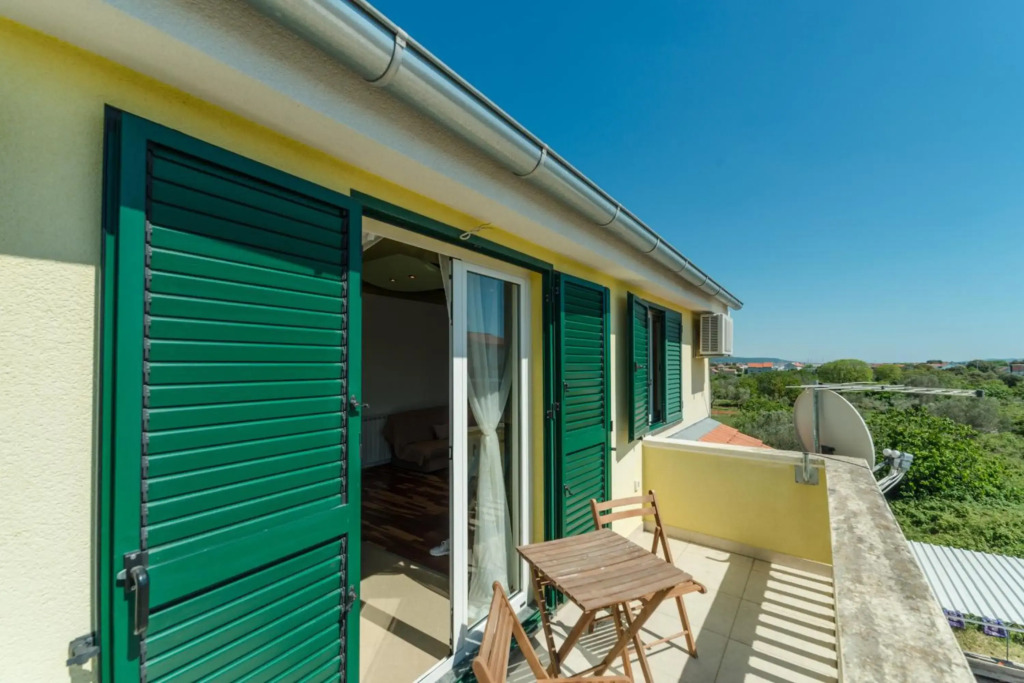 Crowonder Sun&Fun Holiday House with Large Swimming Pool, Playroom and Garden