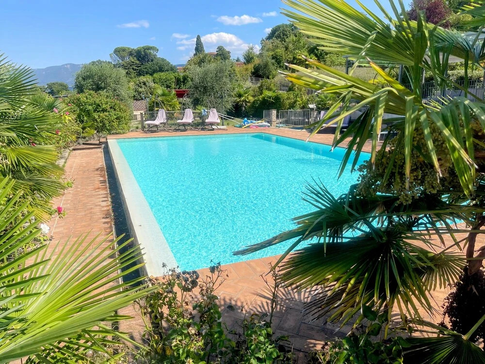 Apt 2. Air Con. Free car Park. Infinity Pool. Beautiful Grounds. Sleeps 4
