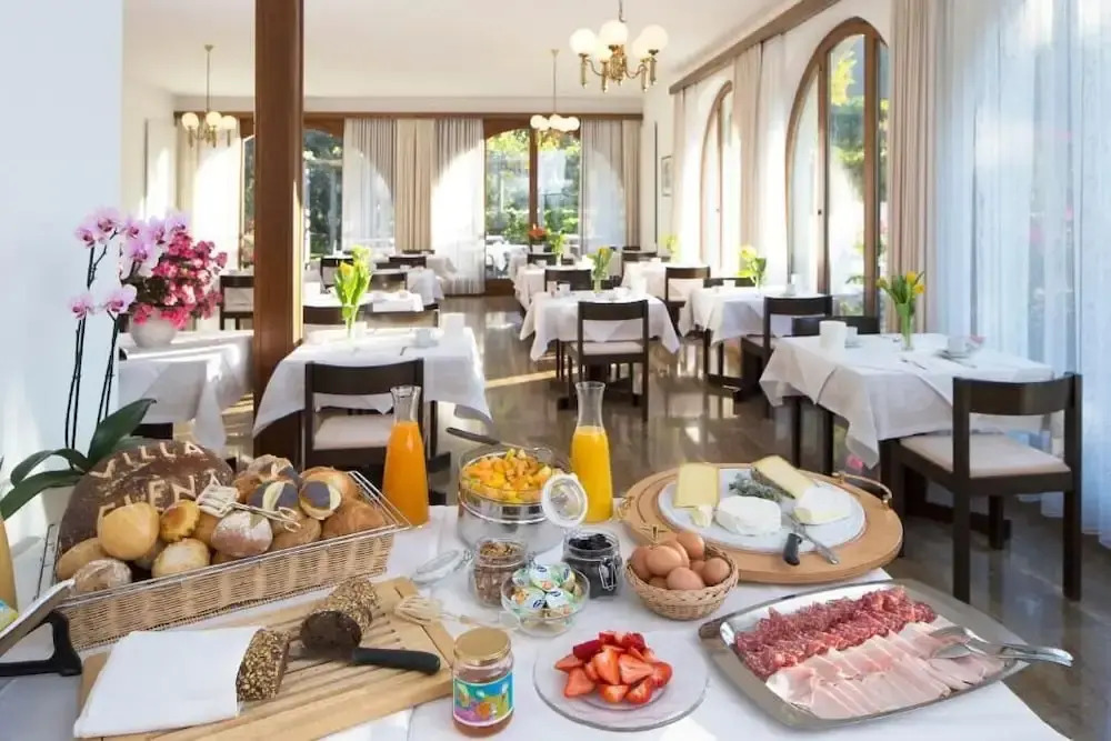 Hotel Garni Elena, Pool & Garden