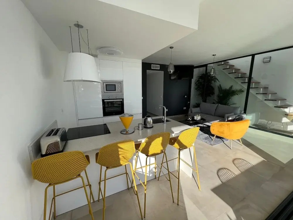 Outstanding 2 bed Apartment With Rooftop sea Views