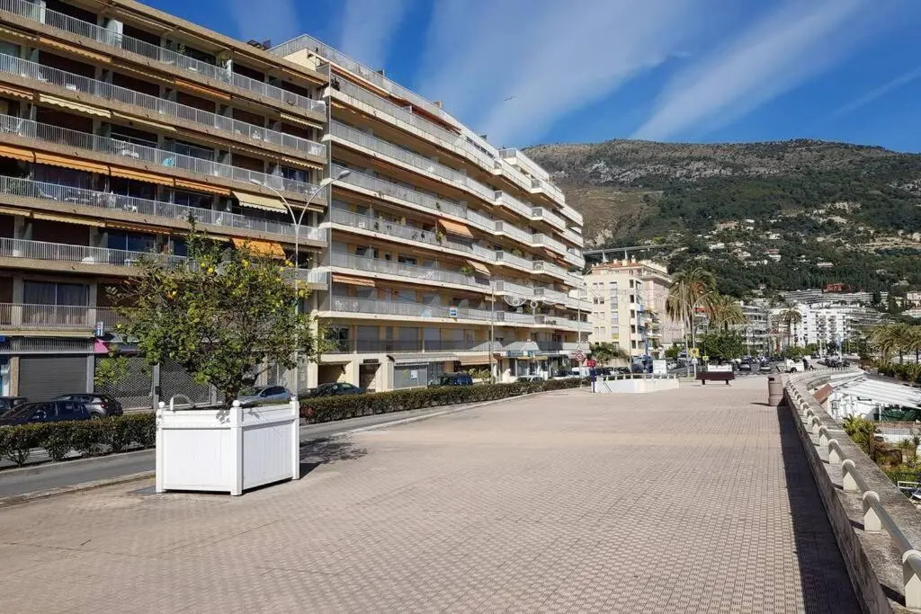 Menton, 2 pièces face à la mer, 2 minutes à pied du centre-ville.