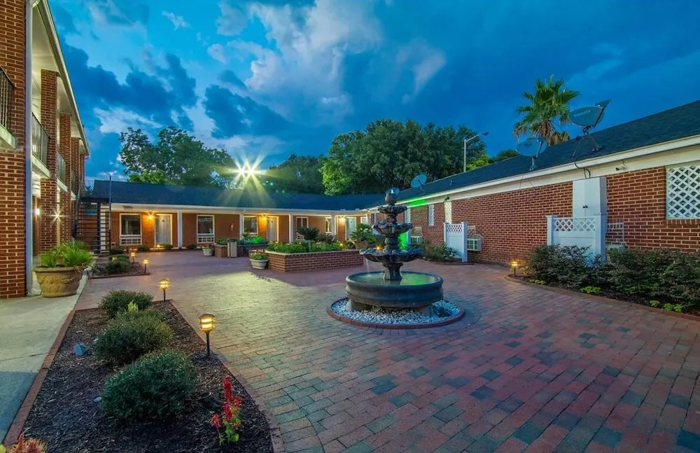 Winton Inn & Suites