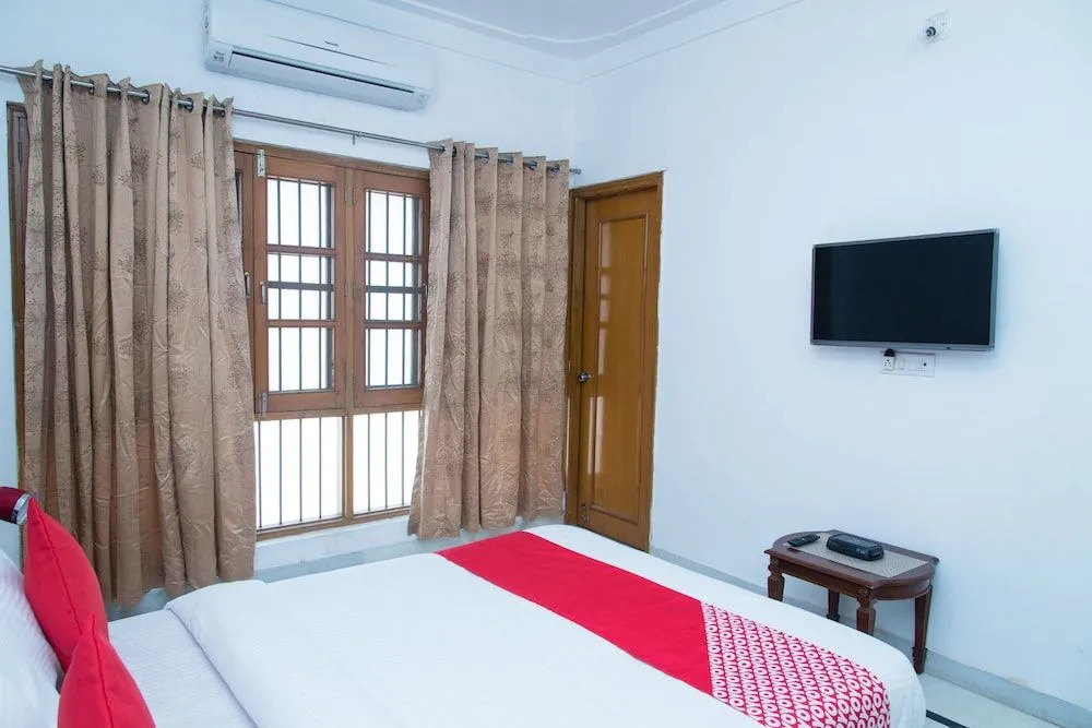 OYO 11064 Home Elegant 3BHK Villa Near Hiran Magri