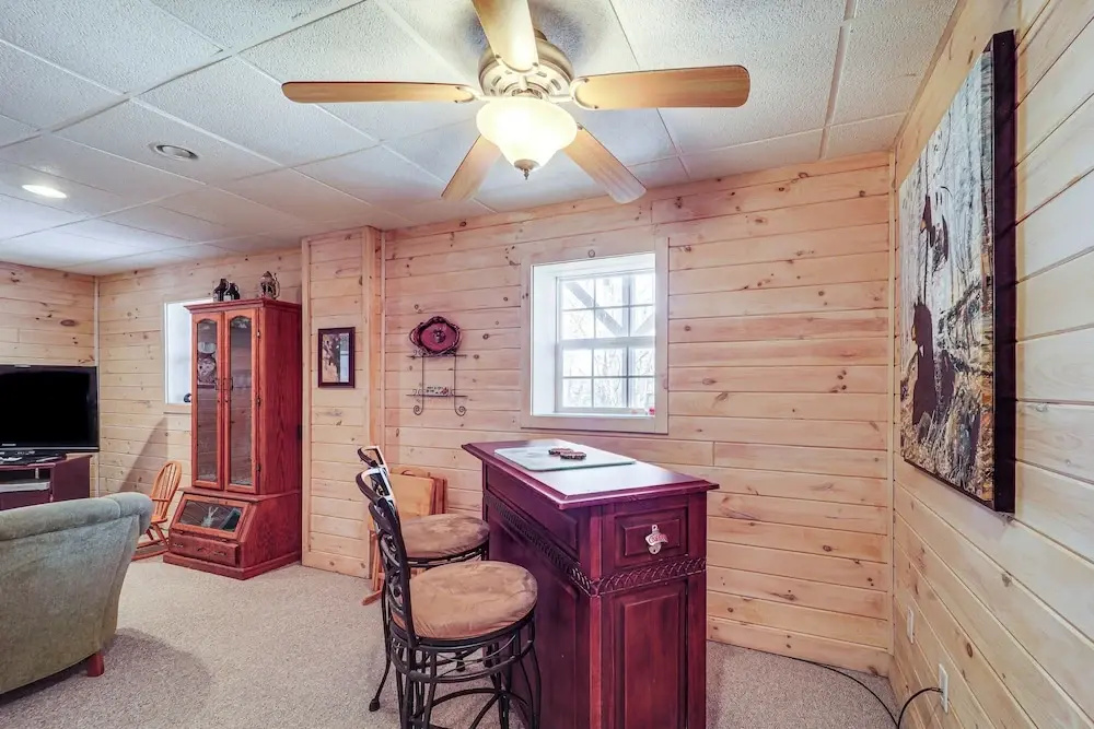1 Mi to Beech Mtn Skiing: Family Cabin w/ Fire Pit