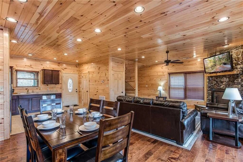 Majestic Manor - Three Bedroom Cabin