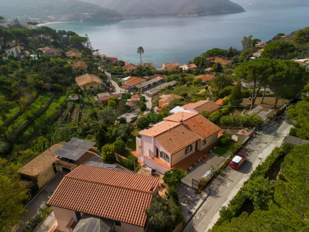 Two room apartment with beautiful terrace close to Forno beach-BAIA BLU N°5