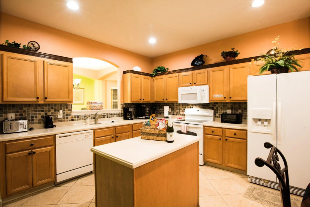 8BR -private swimming pool -gated resort community -suitable for family & group getaways -5 miles to Disney