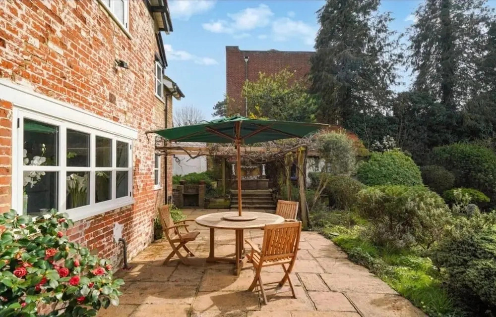 Villa Sleeps 17 With Hot Tub and Parking