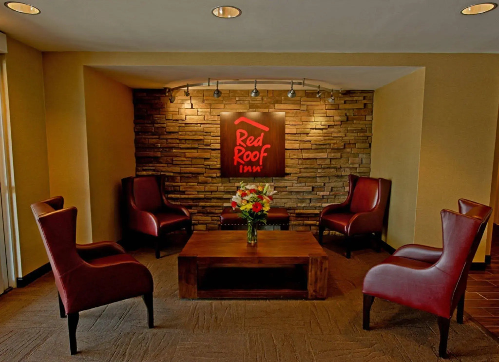 Red Roof Inn PLUS Long Island - Garden City