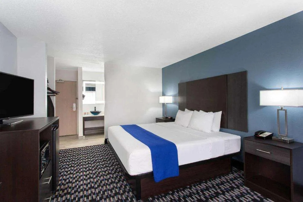 Clarion Pointe